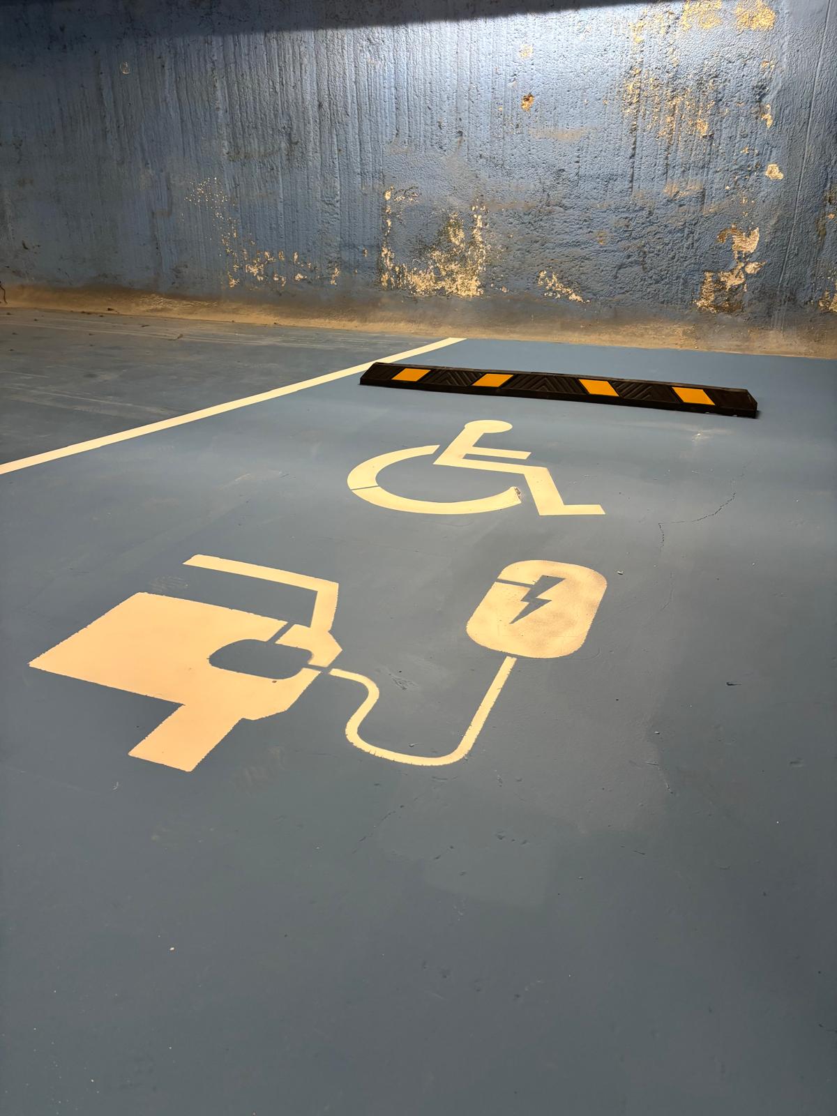 Double marquage PMR et recharge électrique