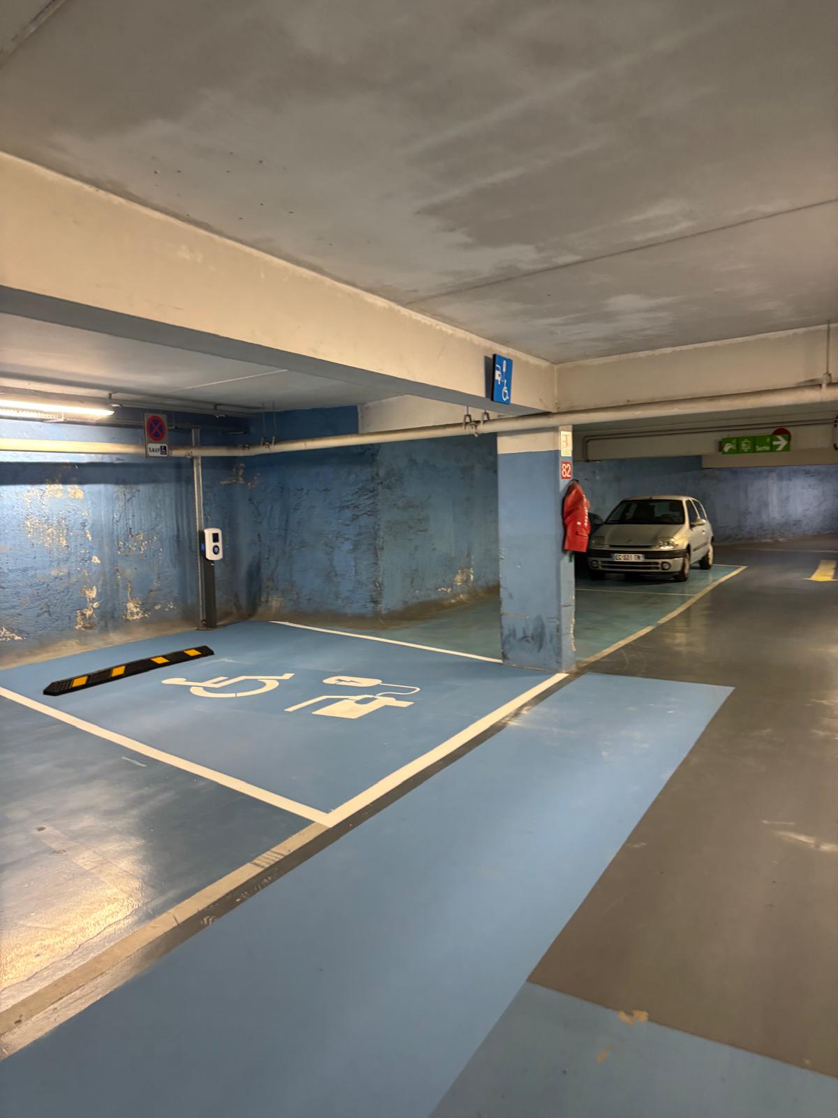 Emplacement de recharge PMR en parking couvert