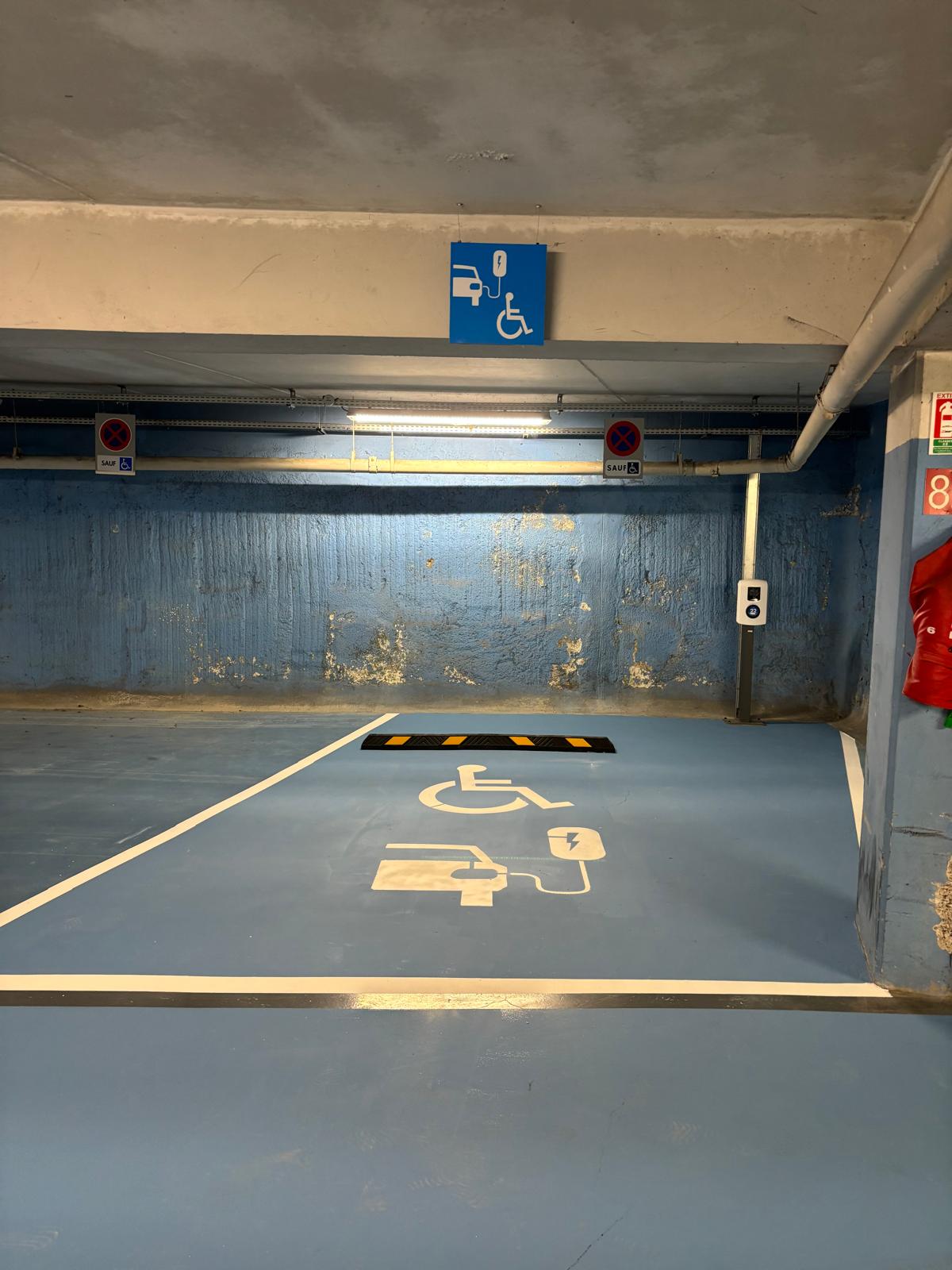 Place PMR avec recharge électrique