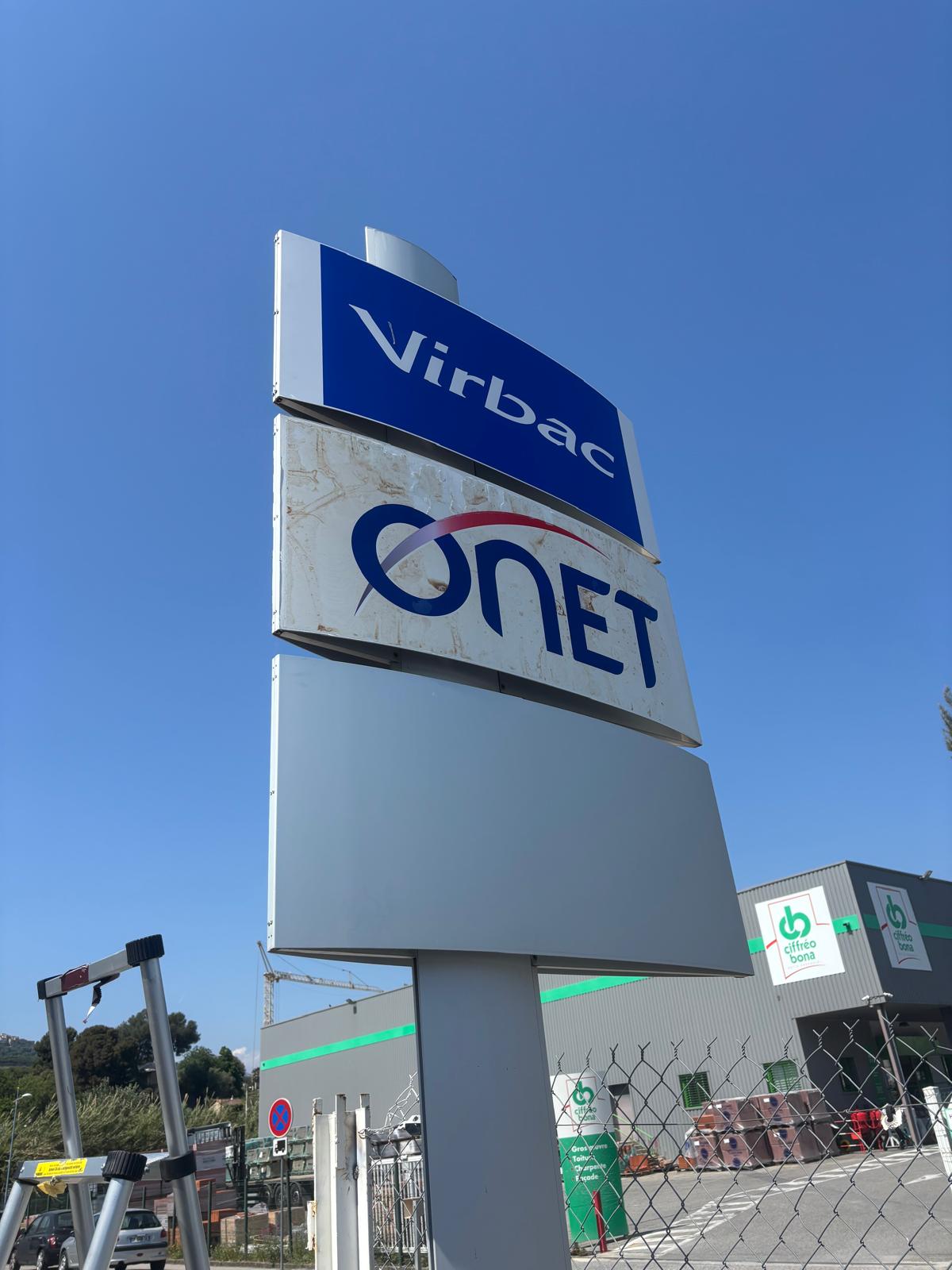 Panneau de signalétique extérieure sur poteau