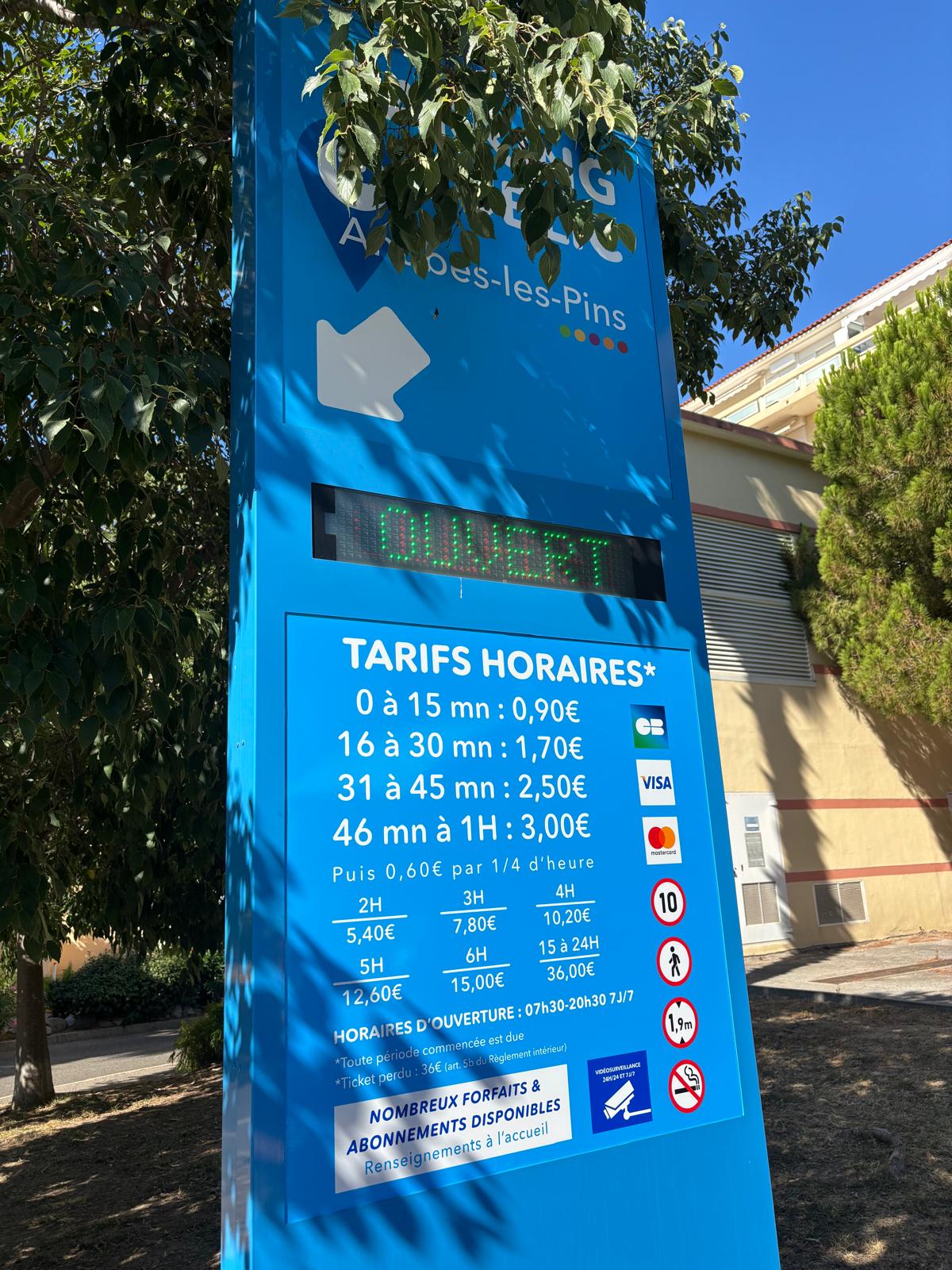 Panneau bleu d’information pour une station de lavage