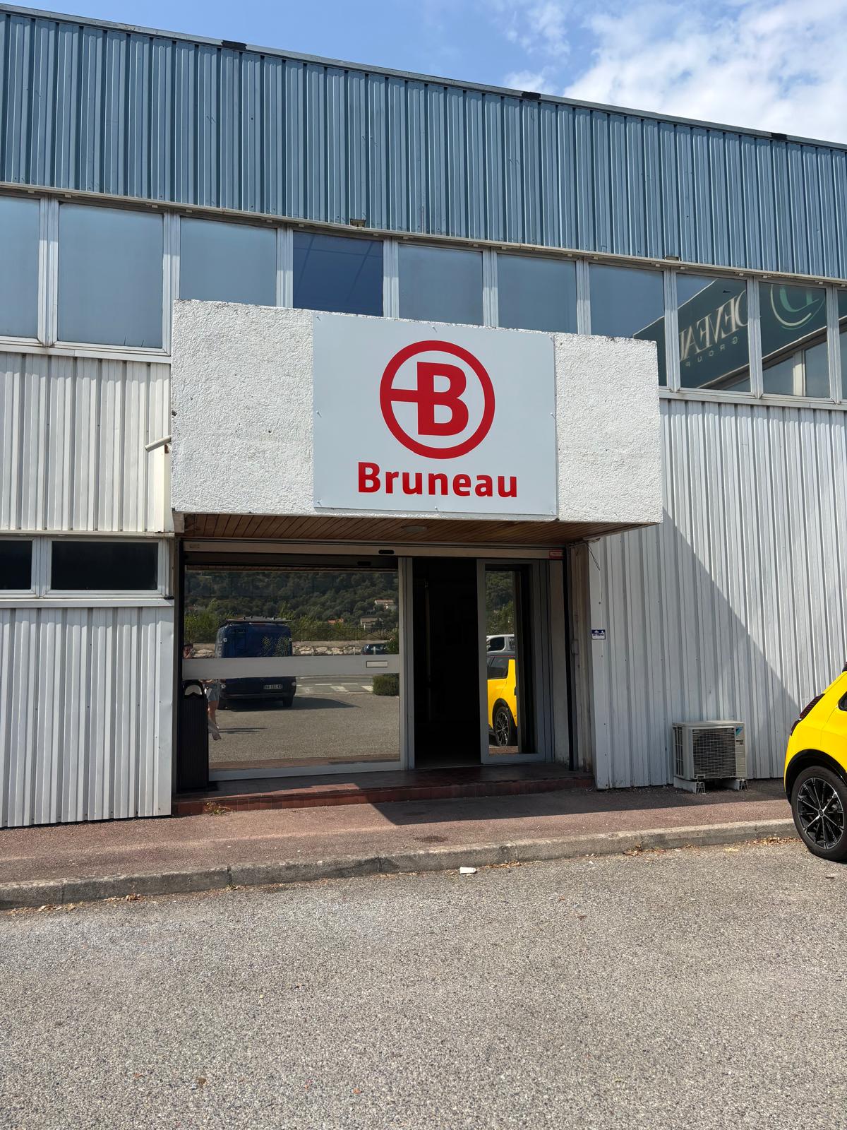 Panneau Bruneau sur la façade d’un bâtiment professionnel